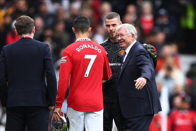 塞内加尔翻盘曼城，C罗统治全场