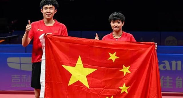 国家队运动员在赛场上全力拼搏，赢得掌声