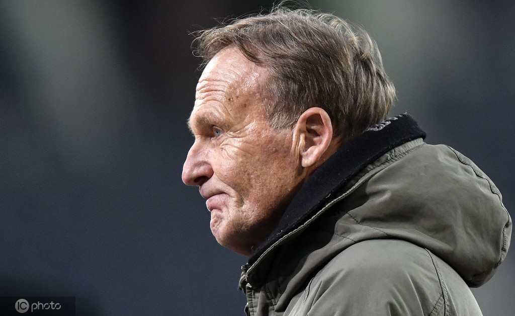 沙尔克遭遇重创，保级压力增大