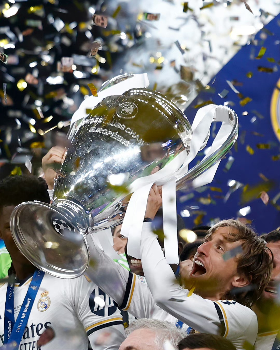 包含马德里竞技球员赛后庆祝胜利，士气高昂的词条