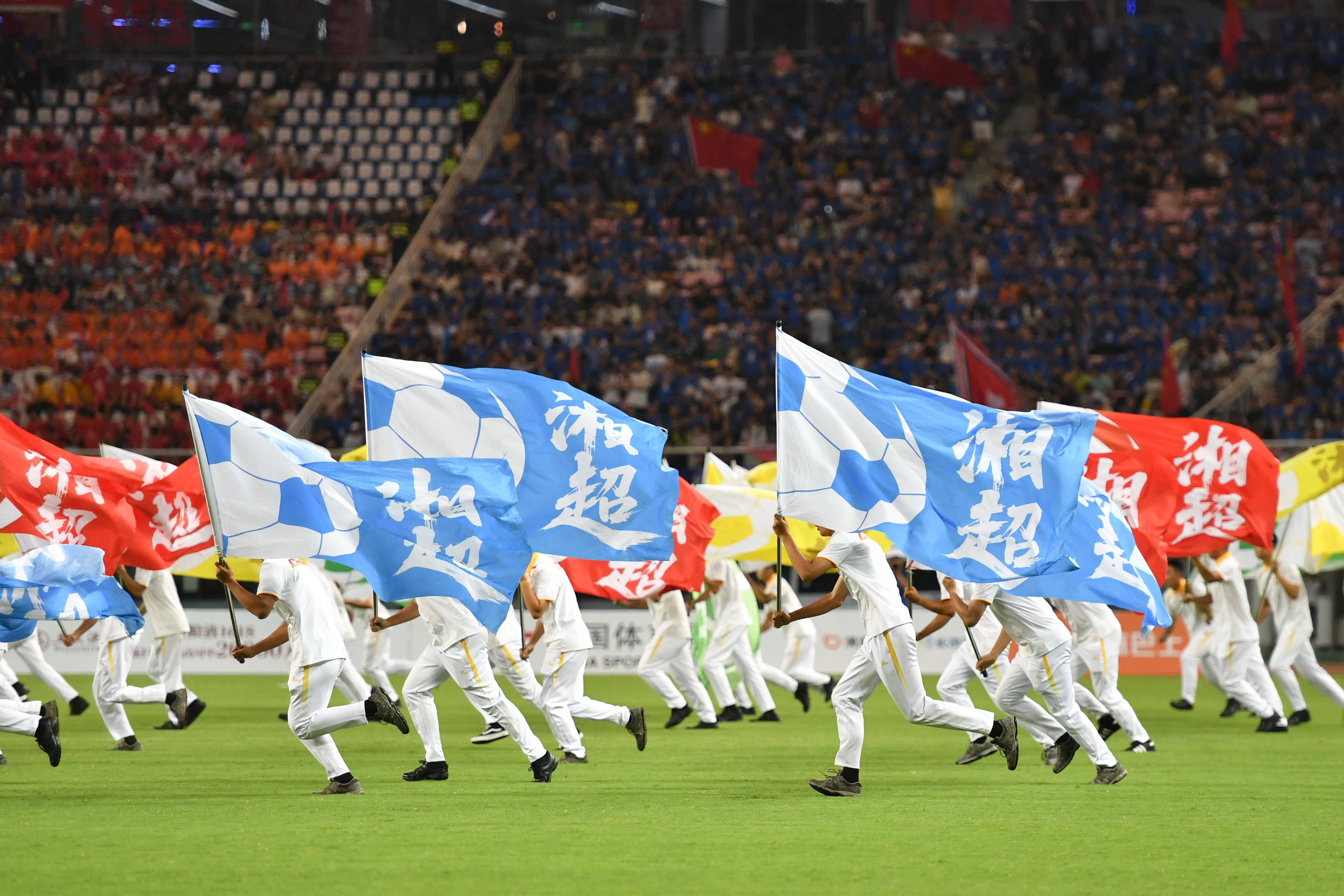 足球盛事中球员飒爽英姿，比赛激烈继续