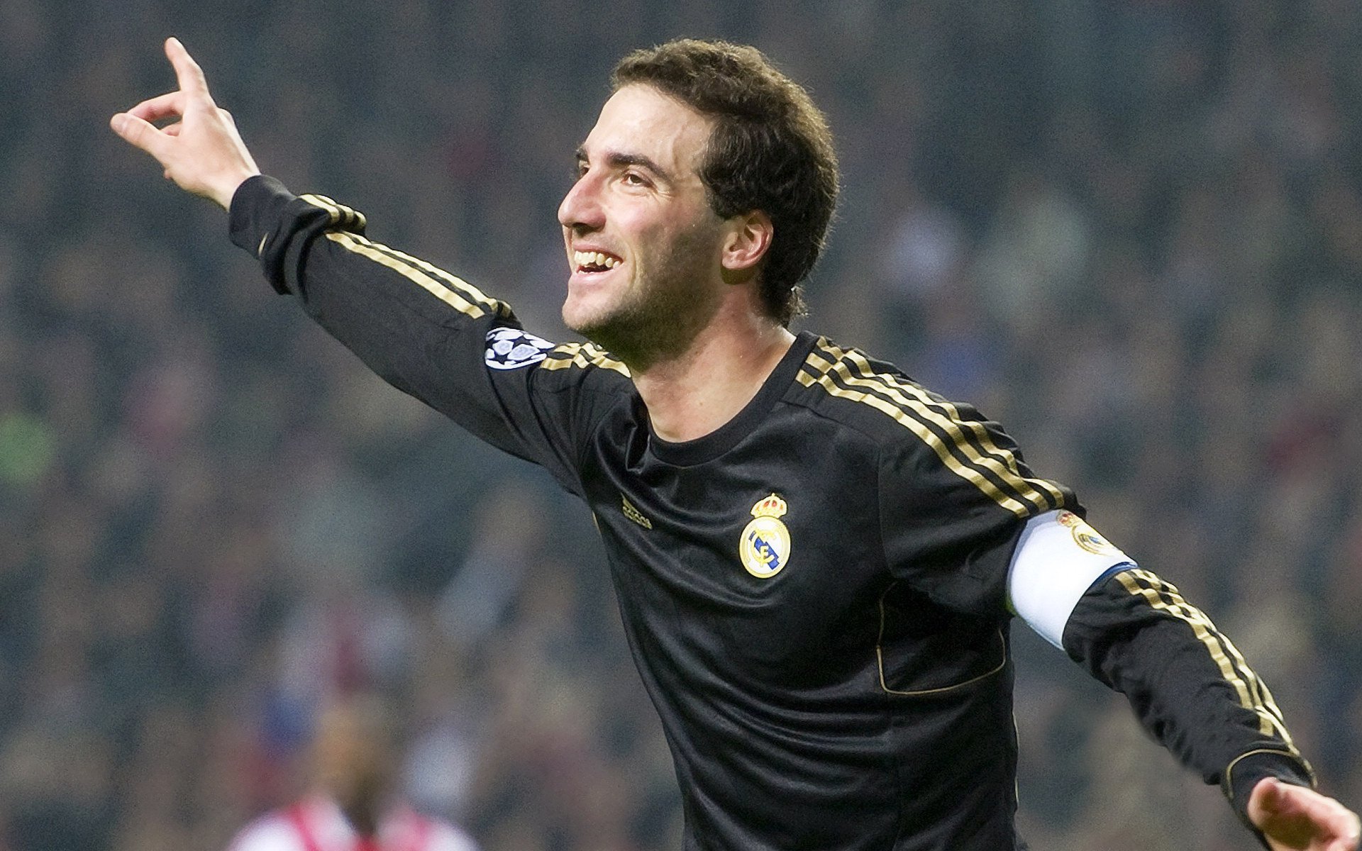 铁壁阿劳霍，米兰德比中的防守艺术，如何以唯一性锁死国际米兰攻势