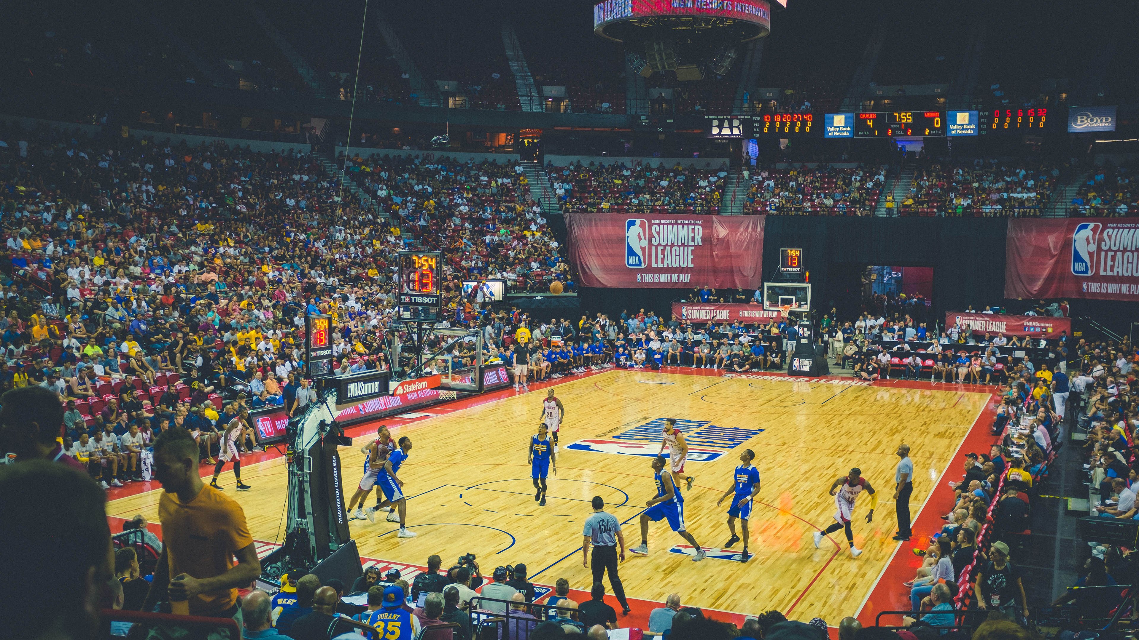 当绿军奇迹映照赛道风云，爱德华兹的翻盘基因与体育世界的终极接管